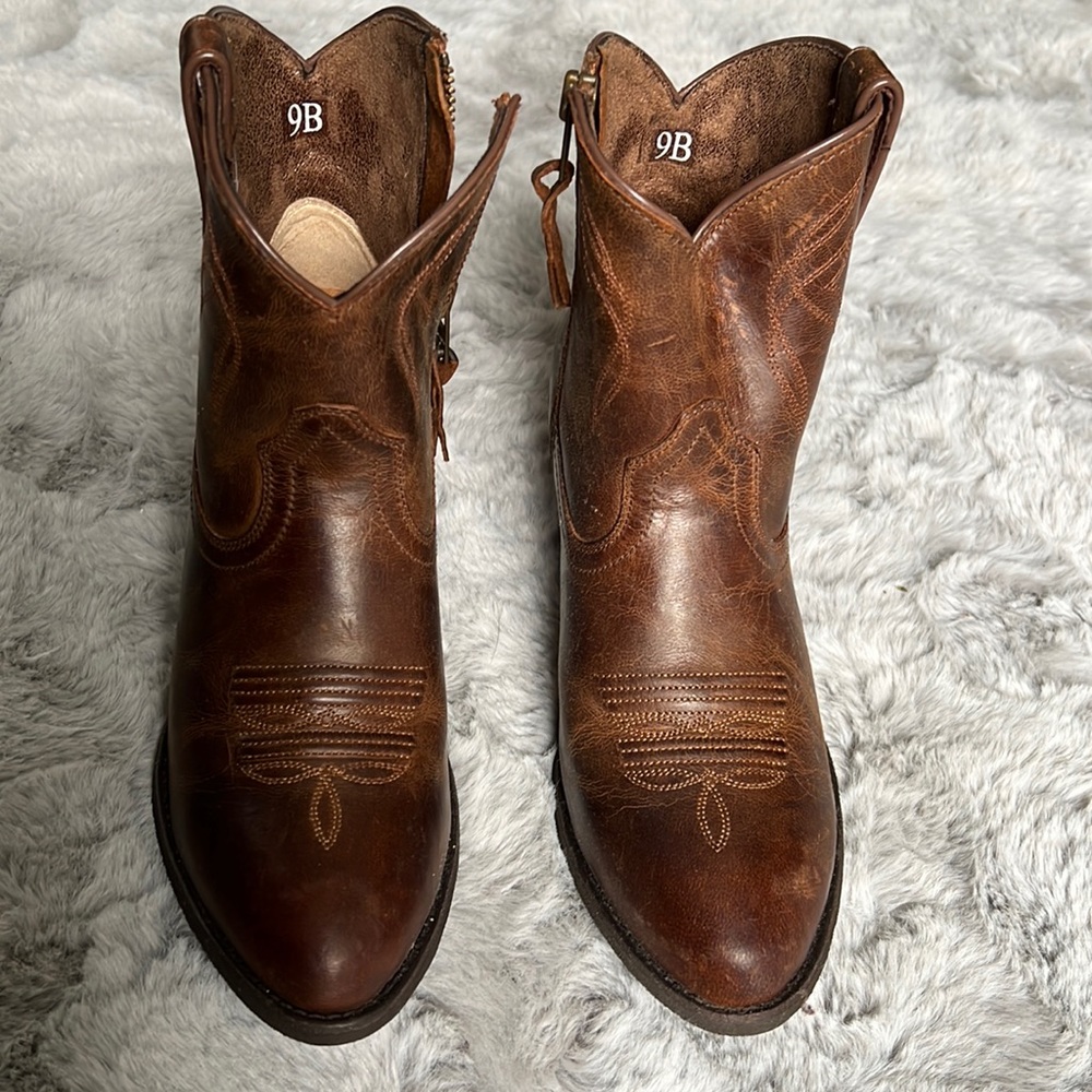 Ariat cowgirl boot. Dark brown NEW boot. Only worn once
